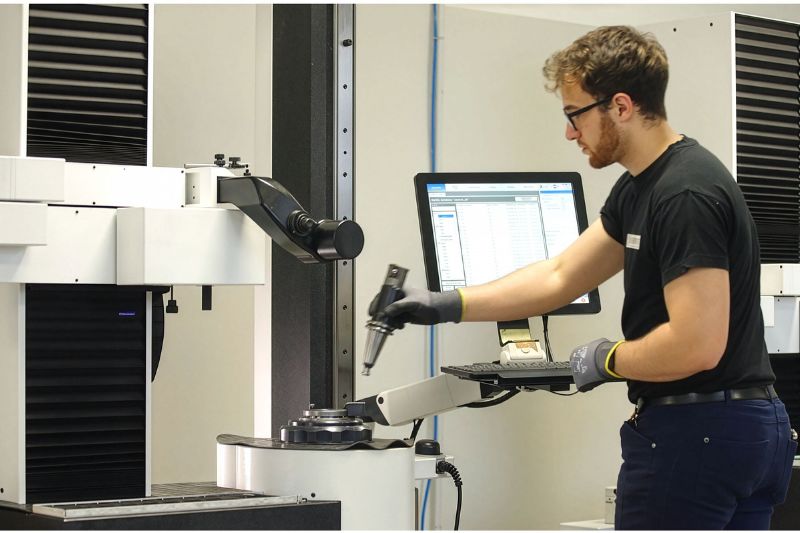 Das Bild zeigt einen Mitarbeiter vor Ort mit dem Werkzeugausgabesystem UNIBASE-M und UNISET-Einstellgeräten